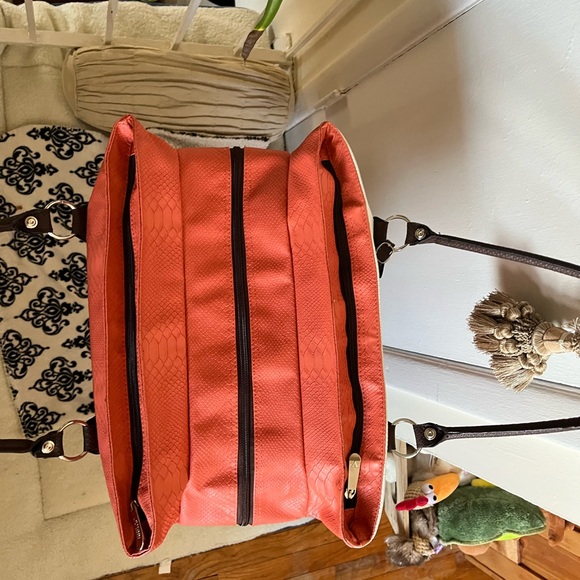 Guess overnight bag never used - Picture 3 of 6